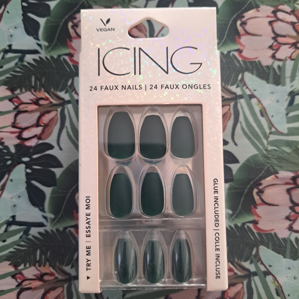 Icing Dark Green Faux Nails